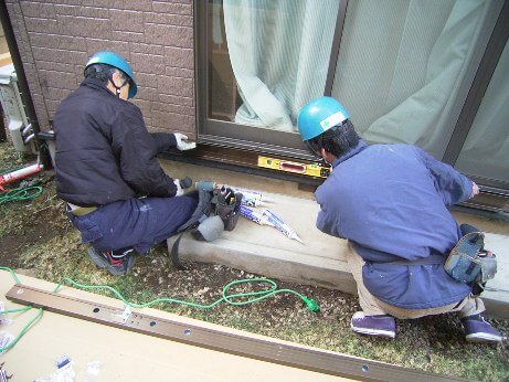 テラス囲いの根太掛けを建物に水平に固定