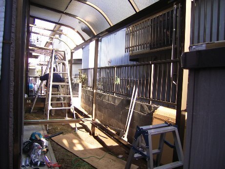 テラス囲いの組立工事中