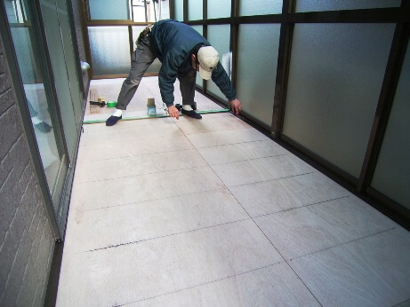 根太の位置を墨出し