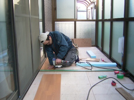 テラス囲いの床をフローリングに