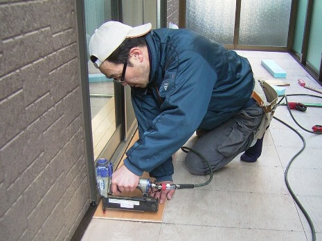 テラス囲いの床をフローリングに