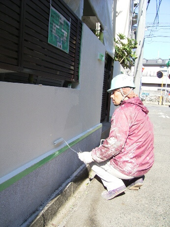 塀の上塗り作業