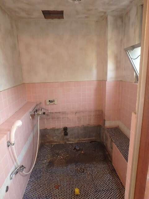 浴槽撤去後の浴室