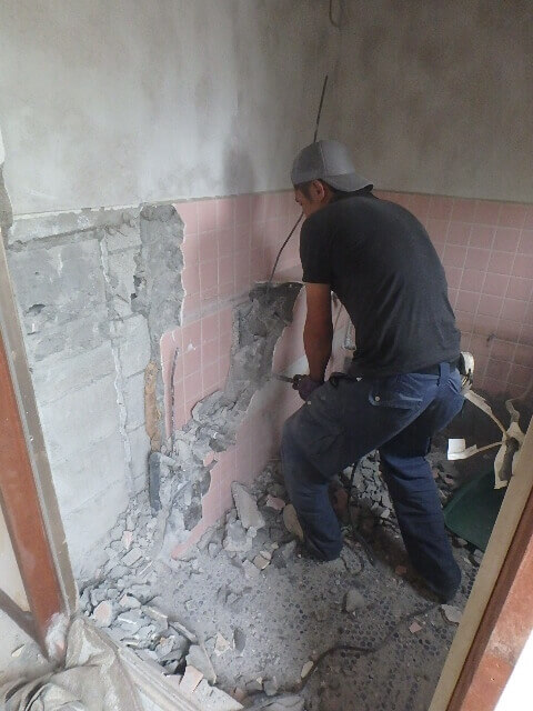 浴室のタイル壁を解体する