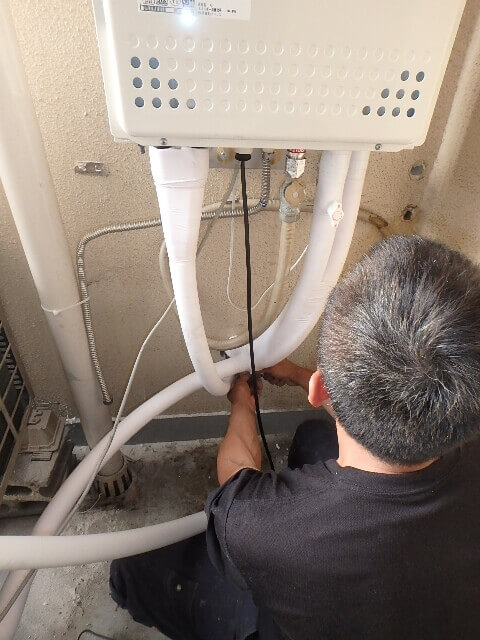 新規給湯器の設置と配管作業
