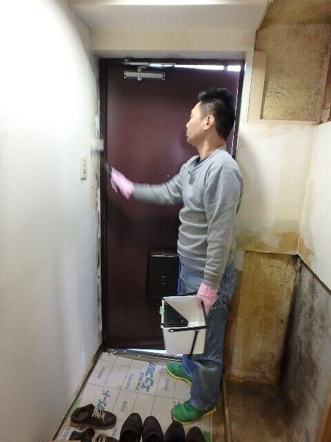 玄関のカビ取り除菌清掃