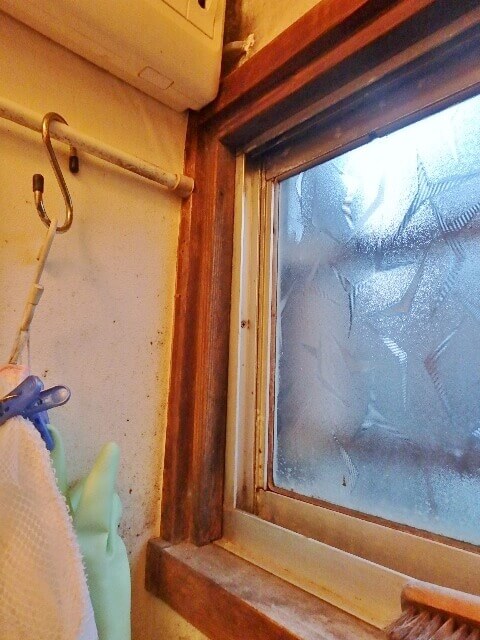防カビリフォーム前の洗面所の窓周り