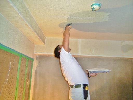 天井に珪藻土を塗る