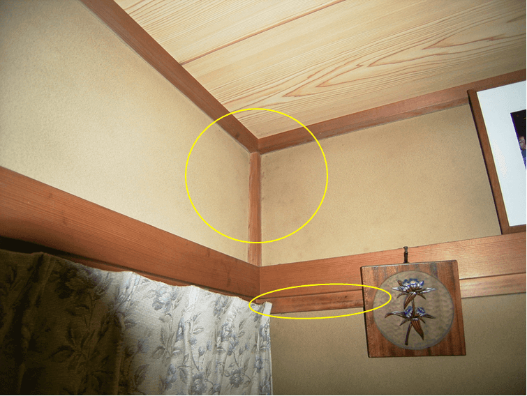 和室の天井と京壁に生えたカビ