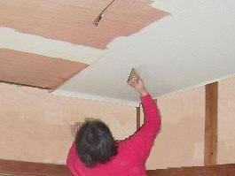 壁紙を天井から貼る