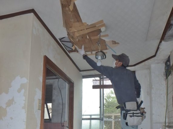 天井の合板を解体