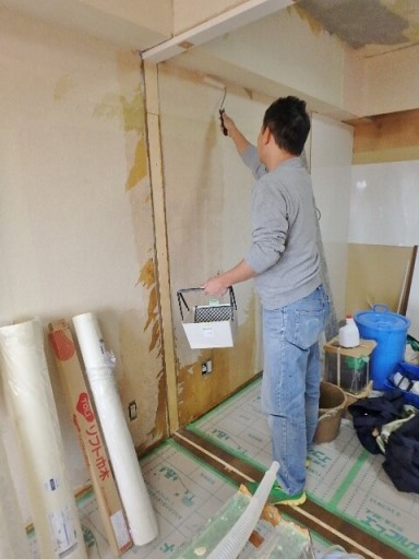 キッチンの壁に防かび剤を塗布する