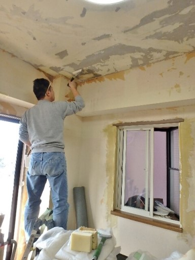 天井と壁の入隅の防カビ処理剤塗布