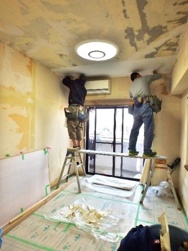 天井の壁紙貼り作業