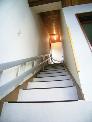階段昇降機のレール設置