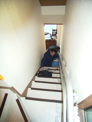階段昇降機の配線作業