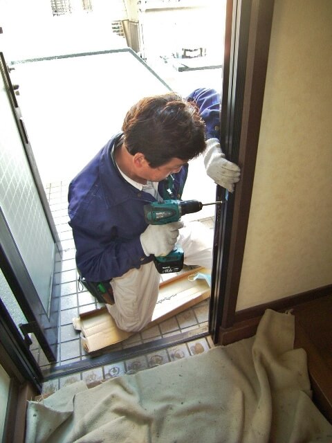 段差部材を取り付ける