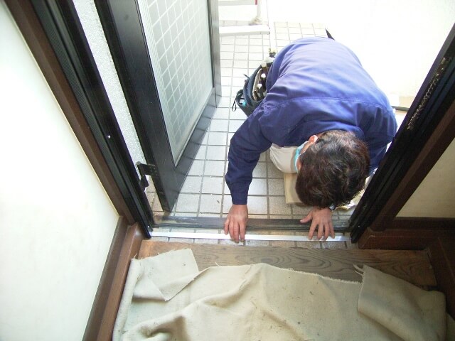 下レールの取り付け