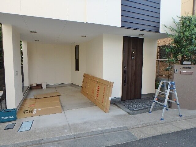取替用玄関ドアの交換作業