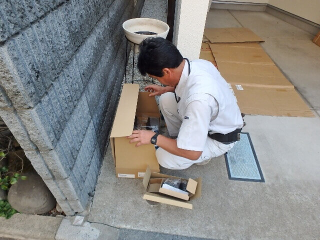 玄関ドアの部品を確認