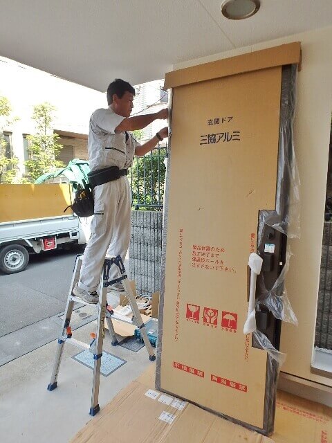 玄関ドアの丁番を取り付ける