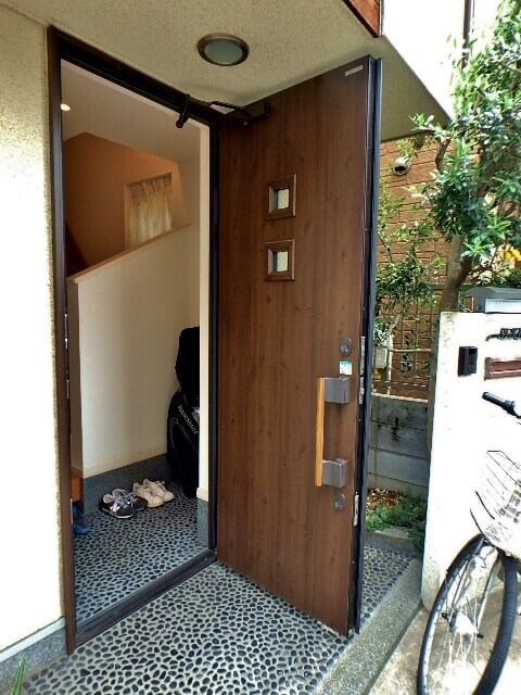 交換前の玄関ドア