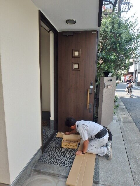 玄関ドアを外す