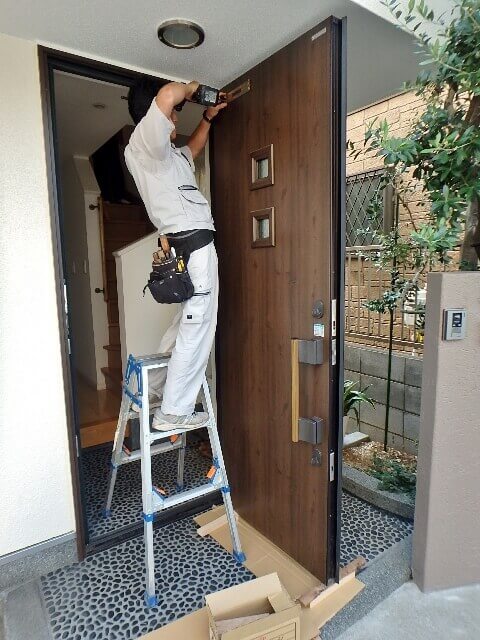 ドアクローザーを外す