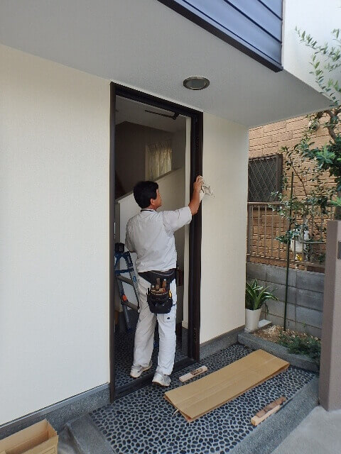 玄関ドアを設置する前の清掃