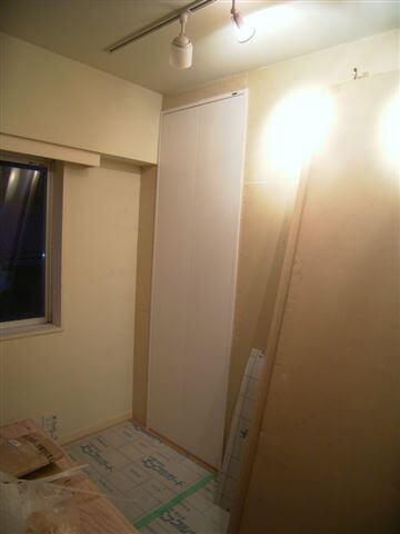 洋室Ａの収納開き扉と新しい間仕切り壁