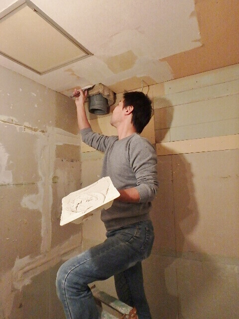天井の補修跡をパテで下地調整