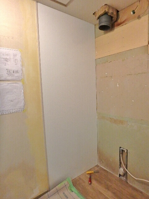 キッチンパネルを貼ったコンロ横の壁
