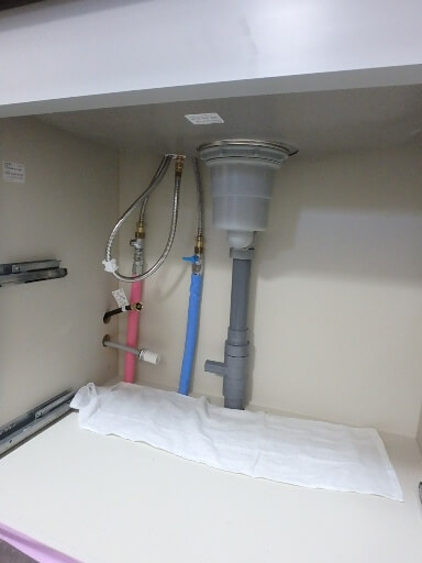 キッチン本体の排水配管が接続