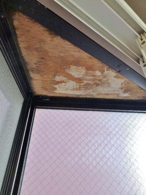 出窓の天井のカビ