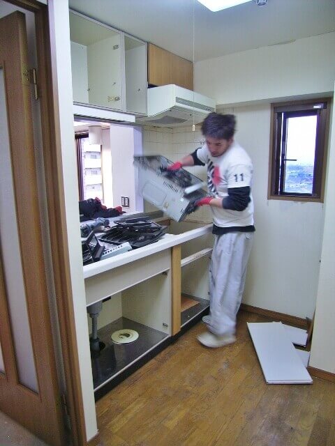 古いキッチンを解体する