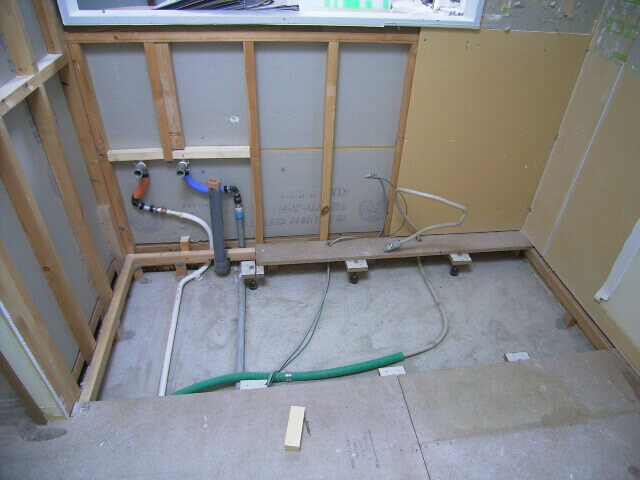 キッチンの給水・給湯・排水配管と食洗機用専用回路の配線