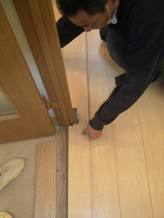 キッチンのドア付近の床材を加工する