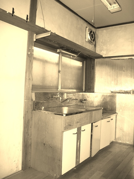 1950年代の住宅キッチンに設置されたプロペラ換気扇