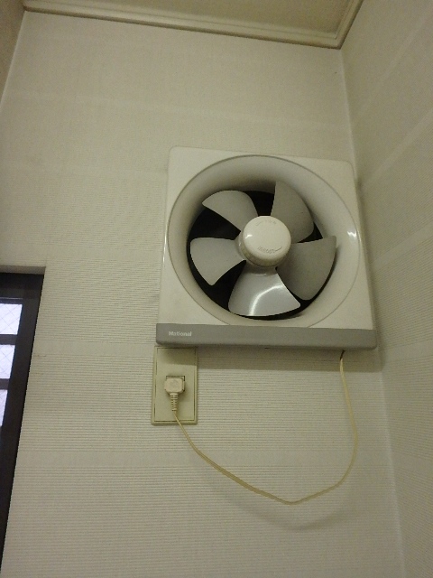 壁面に直接設置されたキッチンのプロペラファン（軸流ファン）