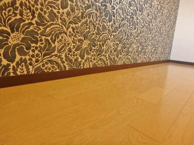 巾木貼り後の壁と床