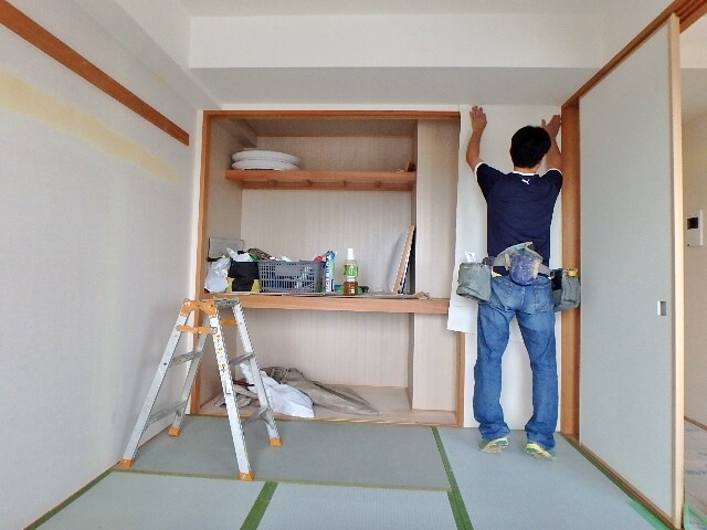 収納横の壁紙を貼る
