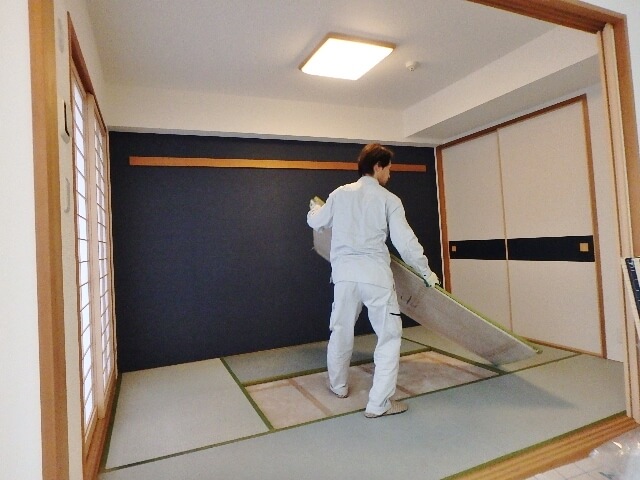 古畳を搬出する