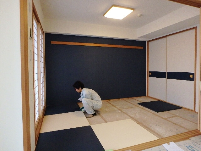 半帖畳を敷き込む作業