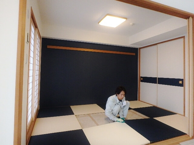 半帖畳を敷き込む作業