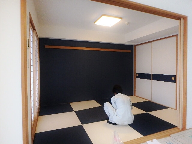 半帖畳を敷き込む作業