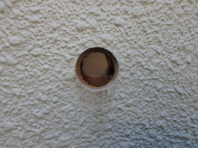 排水用の貫通孔があいた壁