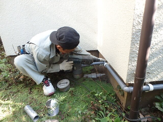 排水管に勾配を付けサドルバンドを固定する