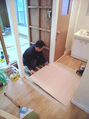 構造用合板を貼ります