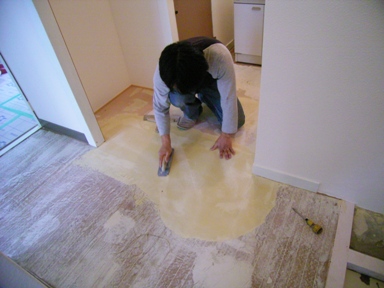 パテを平らに削って均します