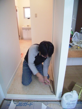 クッションフロアを部屋の形に合わせてカット